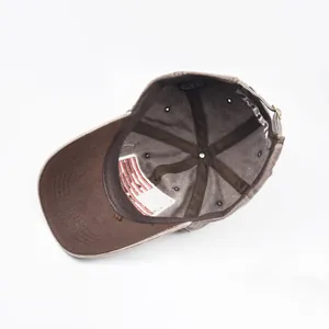 Dettaglio interno cappellino vintage in cotone con etichetta 100% cotone e cuciture