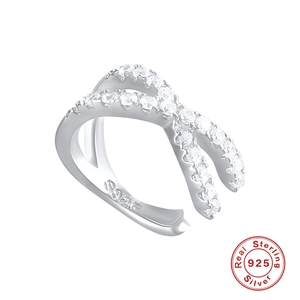 Funkelnder S925 Sterlingsilber Kreuzring mit klaren Edelsteinen und Gütesiegel