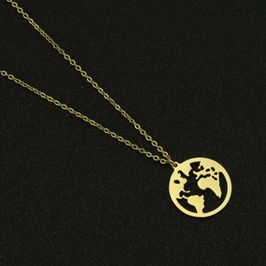 Collana in acciaio al titanio placcato oro 18 carati con ciondolo mappa del mondo