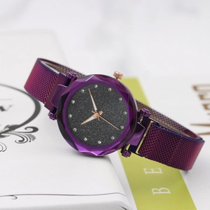 Montre élégante ciel étoilé violet avec index diamants et bracelet milanais magnétique