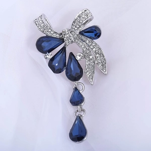 Broche nœud vintage en argent sertie de cristaux bleu foncé et de strass brillants