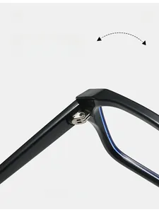 Dettaglio della cerniera in metallo resistente sulla montatura quadrata nera in TR90