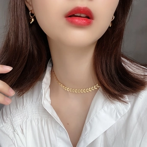 Golden sequin leaf 925 silver necklace and heart earrings jewelry set worn by model
