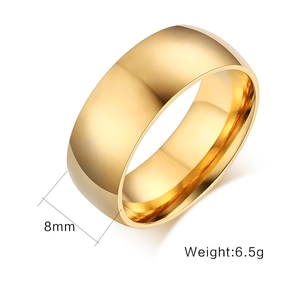 Detailansicht des 8mm breiten Gold-Edelstahlrings mit polierter Oberfläche und 6,5g Gewicht