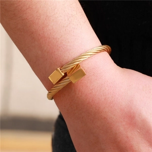 Gedraaide gouden roestvrijstalen armband met gepolijste vierkante sluitingen