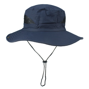 Dettaglio di un cappello da sole blu scuro con rete traspirante e cordoncino antivento