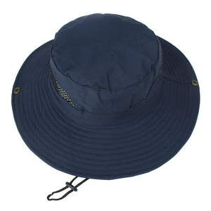 Dettaglio cappello da sole blu navy con rete traspirante e cordino sottogola regolabile