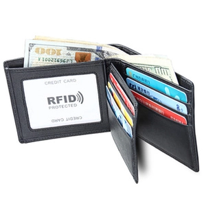 Détail du portefeuille en cuir noir montrant les fentes pour cartes et la protection RFID