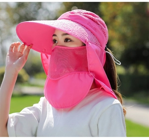 Dettaglio cappello sole rosa con maschera staccabile e protezione per il collo
