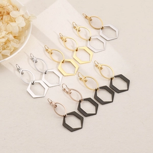 Cinq paires de boucles d'oreilles géométriques hexagonales en finitions métalliques variées