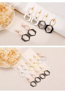 Vue détaillée des boucles d'oreilles géométriques en finitions or, argent, or rose et noir