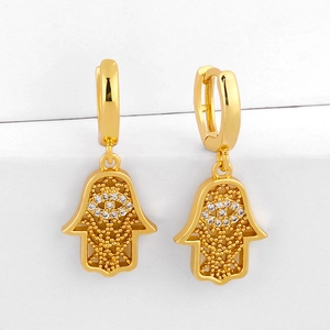 Elegantes pendientes dorados Mano de Fátima con diseño calado y detalles de circonitas brillantes