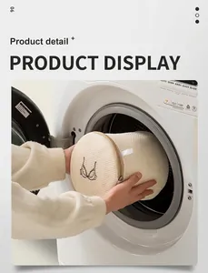 Placer un sac à linge cylindrique brodé pour soutien-gorge dans une machine à laver