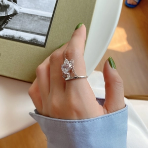 Detail of 925 silver ring featuring a large heart-shaped zircon and chic side chain design