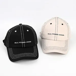 Minimalistische Baseballkappe mit Kontrastnähten und Stickerei in Schwarz und Beige
