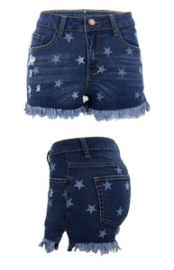 Detail der dunkelblauen Denim-Shorts mit weißem Sternmuster und trendigem Fransen-Saum