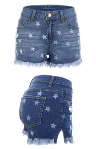 Details von blauen Denim-Shorts mit weißen Sternprints, Rissen und Fransen am Saum