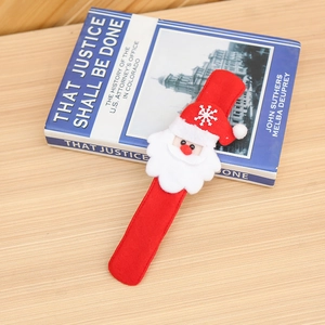 Detail eines Weihnachts-Klapparmbands mit Weihnachtsmann aus Filz auf Holzgrundlage
