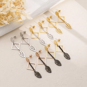 Orecchini pendenti geometrici a rombo con foglie in oro, argento, oro rosa e nero lucido