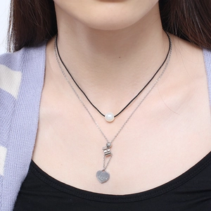 Collier double couche avec cordon noir, perle et pendentif cœur argenté gravé Love