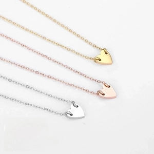 Detalle de collares de corazón en acero 316L con acabados en oro, plata y oro rosa puro