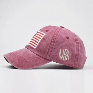 Dettaglio del cappellino da baseball in cotone lavato con ricamo USA e toppa bandiera