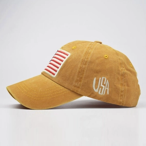 Dettaglio del ricamo USA e patch della bandiera sul cappello di cotone lavato kaki