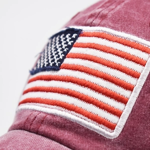 Dettaglio ricamo bandiera americana su cappello di cotone lavato rosso bordeaux