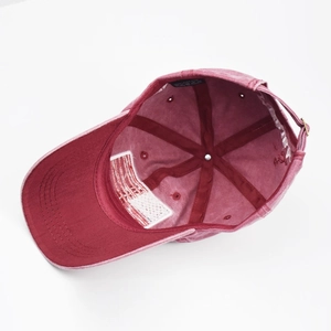 Dettaglio dell'etichetta in cotone e cuciture interne di un cappello da baseball vintage