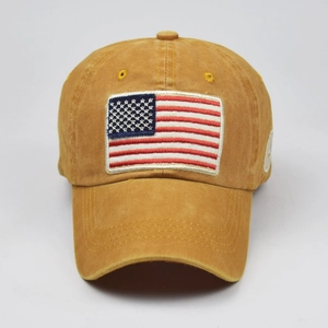 Dettaglio del berretto da baseball in cotone lavato giallo senape con patch bandiera USA