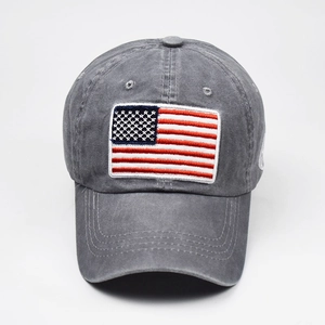 Dettaglio cappello baseball in cotone lavato grigio con bandiera americana ricamata