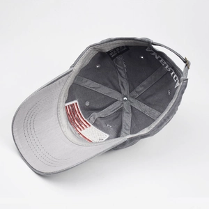 Dettaglio del cappello in cotone con ricamo della bandiera USA e scritta America interna