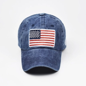 Dettaglio della toppa con bandiera americana ricamata su berretto in denim lavato