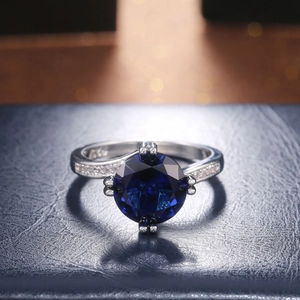 Eleganter Silberring mit großem blauem Edelstein und Pavé-Diamanten in luxuriöser Fassung