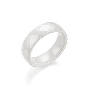 Elegante witte keramische ring met een geometrisch gepolijst en gefacetteerd oppervlak