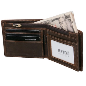 Détail du portefeuille en cuir véritable marron avec fentes pour cartes et poche zippée