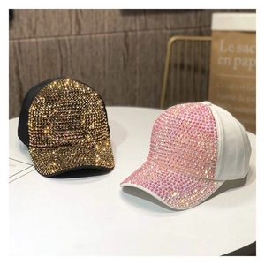 Dettaglio di cappelli da baseball con strass scintillanti in oro, nero e rosa