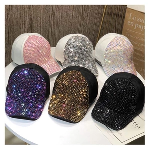 Cappelli da baseball alla moda con strass colorati in stili nero e bianco