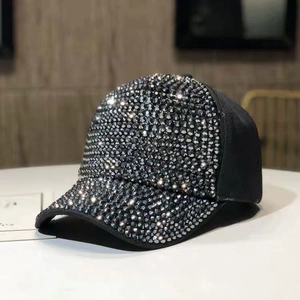 Dettaglio degli strass argentati luccicanti sulla maglia del cappellino da baseball nero