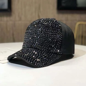 Dettaglio cappellino da baseball nero con strass luccicanti e rete traspirante