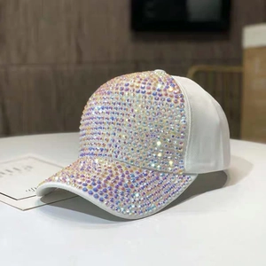 Dettaglio di strass colorati su un cappellino bianco con elegante finitura lucida