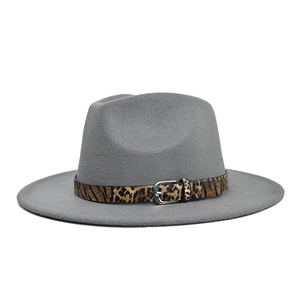 Détail du chapeau fedora gris avec ruban léopard et boucle métallique argentée