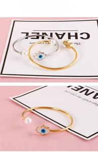 Détail du bracelet main de Fatma et œil bleu avec perle synthétique en or et argent