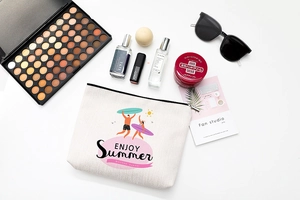 Détail de la trousse de maquillage en toile beige avec imprimé Summer et zip