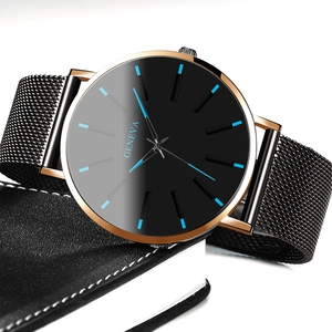 Detalle del reloj Geneva con esfera negra e índices azules sobre cuaderno de cuero