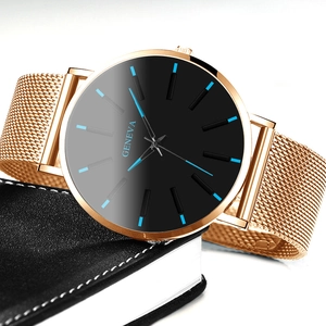 Detalle de reloj de negocios con correa de malla oro rosa y dial negro sobre cuero