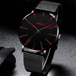 Detalle del reloj negro con correa de malla, manecillas e índices rojos de estilo formal