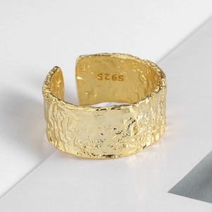 Detail shot of the S925 hallmark engraving inside the hammered gold spinner ring