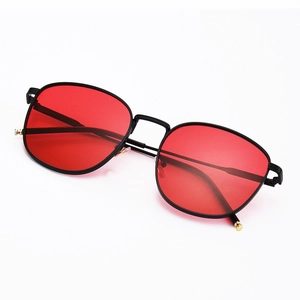 Fashionable square metal sunglasses with vintage red ocean lenses and black frames