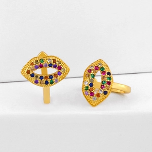 Goldene Lippen-Ohrklemmen mit bunten Zirkoniasteinen auf einem weißen Hintergrund